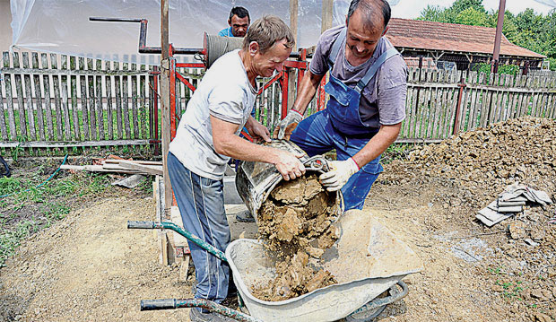 До воде рашљама и крампом