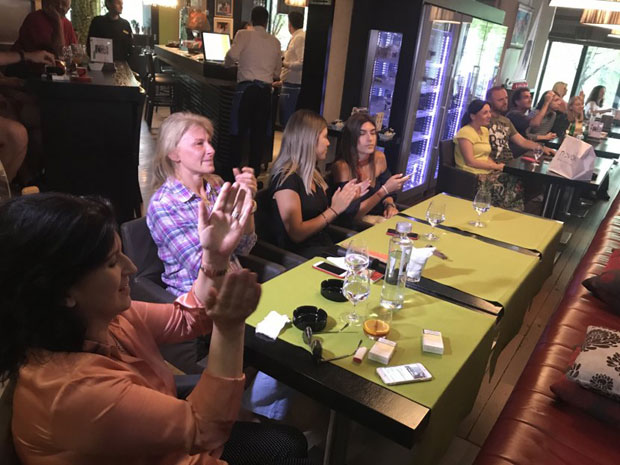 СЛАВЉЕ У НОВАКОВОЈ ПОРОДИЦИ: Сузе радоснице мајке Дијане и оца Срђана док су гледали сина и унука како славе титулу (ФОТО)