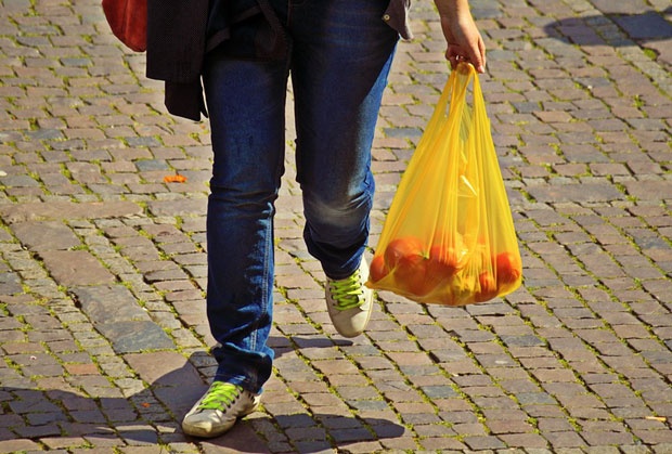 Са наплаћивањем кеса почињу још два трговинска ланца