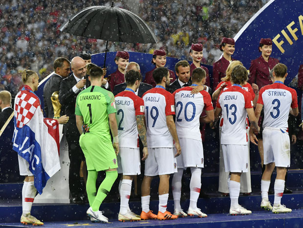 ХРВАТСКА ЈЕ ТУГА ПРЕГОЛЕМА: “Ватрени” са Томпсоном лечили ране у аутобусу (ФОТО)