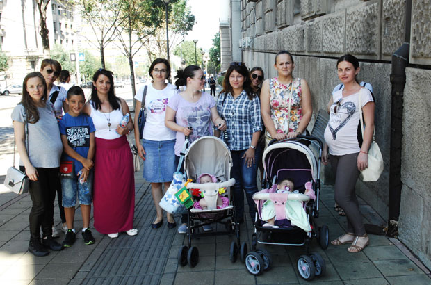 ПРОТЕСТ ИСПРЕД ВЛАДЕ: Мајке таоци угашене фирме