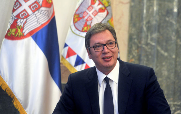 Вучић стигао у Париз, сутра са Макроном