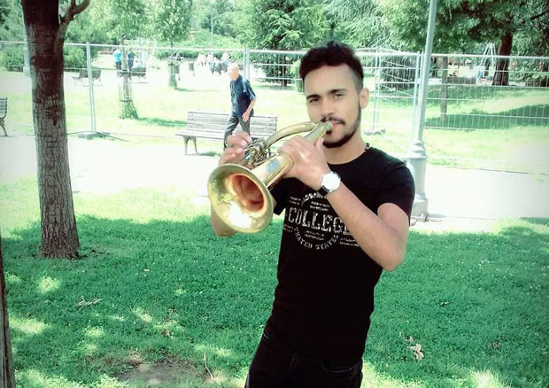 Мартинова труба и милује, и грли