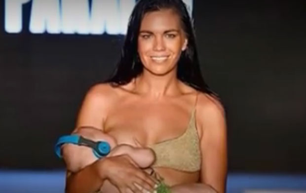 ШОК НА МОДНОЈ РЕВИЈИ: Манекенка дојила бебу на писти (ВИДЕО)