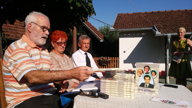 После сопствене сахране и „васкрсења” промовисао аутобиографију