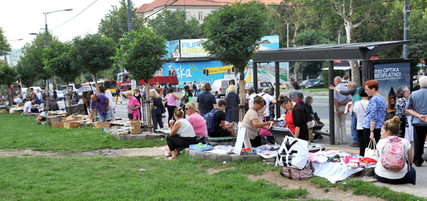 ДИВЉЕ БУВЉЕ ПИЈАЦЕ У ПРЕСТОНИЦИ: Препродавци заузели стајалишта