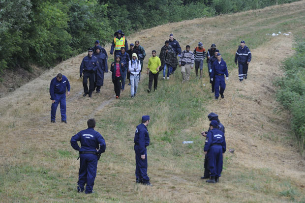 МАЂАРИ ПРКОСЕ УН: Напуштају споразум о мигрантима