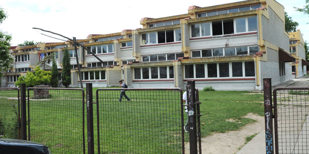 Дечак (13) пао са крова школе, тешко повређен
