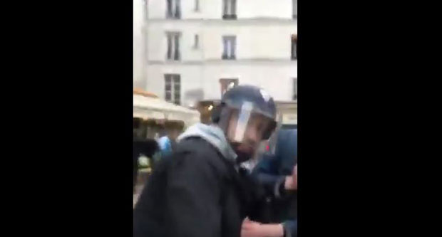 БРУКА: Макронов помоћник тукао демонстранта, па суспендован (ВИДЕО)