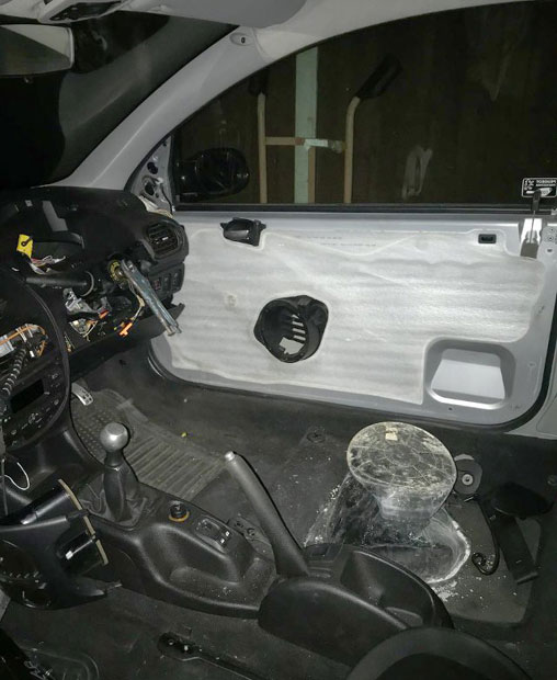 СЕДИ НА КОФИ И ВОЗИ КЛЕШТИМА: Полиција шокирана како ова крнтија уопште ради (ФОТО)