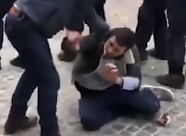 ЗАВРШИО НА ИСПИТАВАЊУ: Помоћник француског председника ухапшен јер је тукао демонстранта (ВИДЕО)