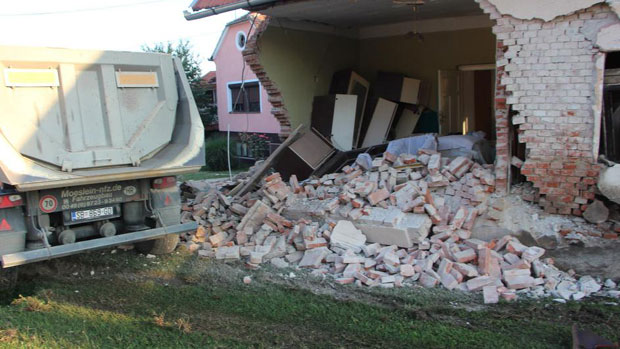 КАМИОН СРУШИО КУЋУ КОД ПОЖЕГЕ: Власница заспала у кухињи и пуком срећом преживела