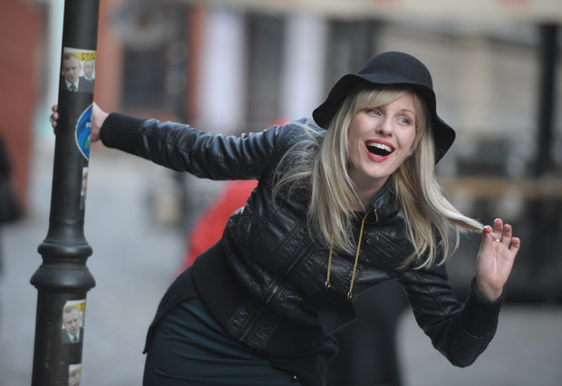 БРУЈИ РЕГИОН: Цариник зауставио хрватску водитељку па је питао:  Видим удати сте за Србина, шта кажу ваши? Одговор насмејао све!