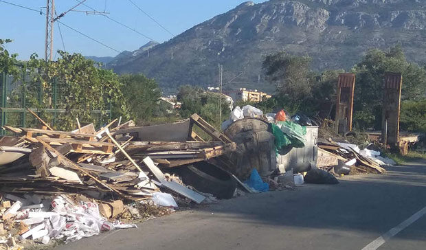 Смеће затрпало улице Бара