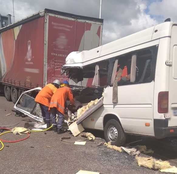 ТРАГЕДИЈА У УКРАЈИНИ: У судару аутобуса и камиона 10 мртвих, погинуло и дете (ВИДЕО)