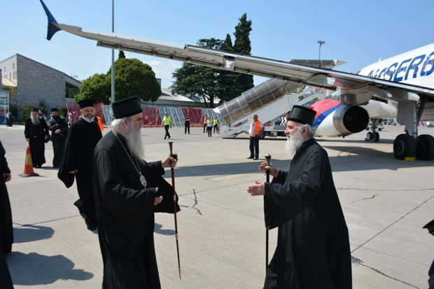 СРДАЧНА ДОБРОДОШЛИЦА: Патријарх Иринеј стигао у Црну Гору