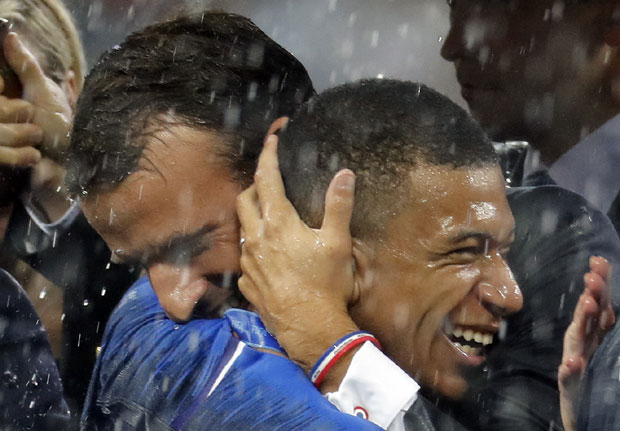 Дриблинг Макрона за спас предграђа