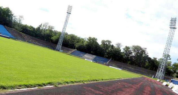 НОВА ТРАВА ДО ЈЕСЕНИ: Ускоро почиње наставак сређивања градског стадиона у Суботици