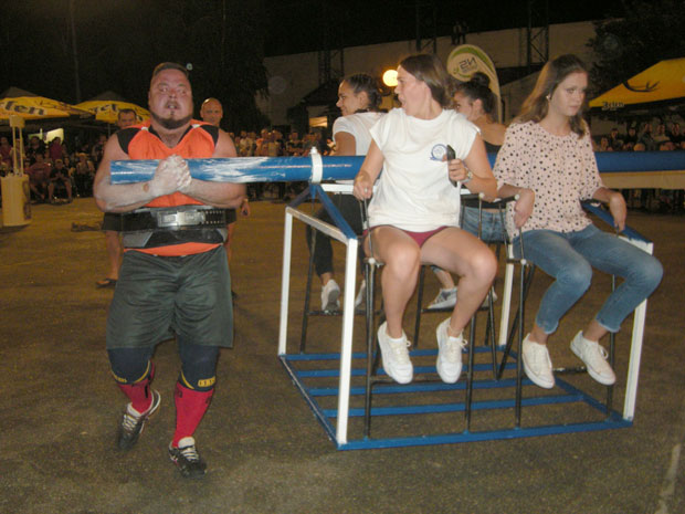 ТАКМИЧЕЊЕ „СТРОНГ МЕН“ КОД КИКИНДЕ: Словенац има најјаче мишиће за терет (ФОТО)