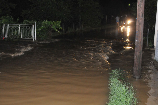 НЕВРЕМЕ ТУТЊИ СРБИЈОМ: Град у ариљским и драгачевским селима, хаос око Краљева, сипало као из кабла