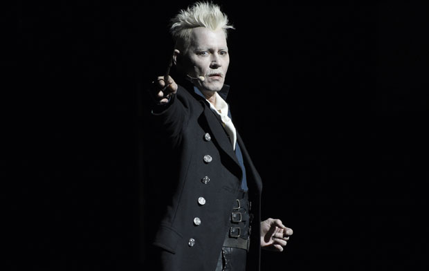 Маскирани Џони Деп држао говор о магији