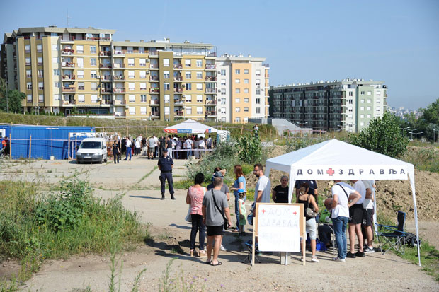 СТАНАРИ НЕ ОДУСТАЈУ: Протест, литургија и мерење притиска у насељу Степа Степановић 