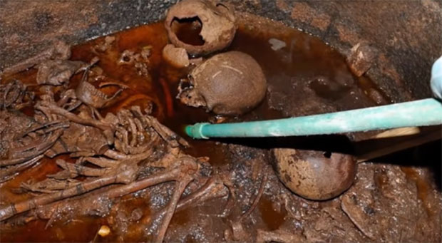 ОДВРАТНО: Неки желе да пију течност из проклетог египатског саркофага