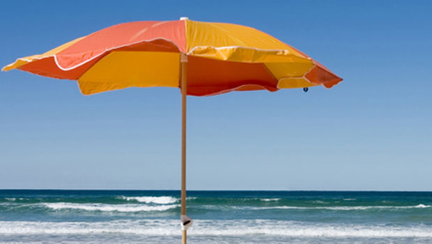 Жену сунцобран пробо кроз груди на плажи