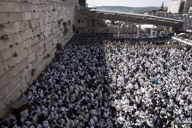 Камен са Зида плача умало пао на верника