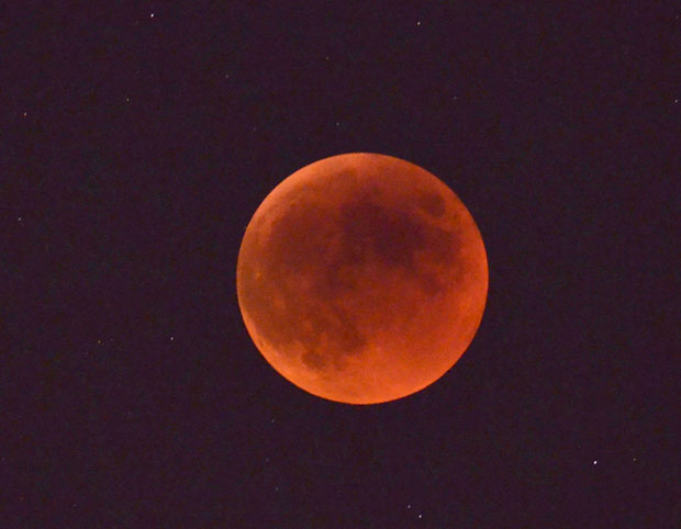 ПОТПУНО ПОМРАЧЕЊЕ МЕСЕЦА У СРБИЈИ: Ево одакле ће се у петак најбоље видети овај природни феномен