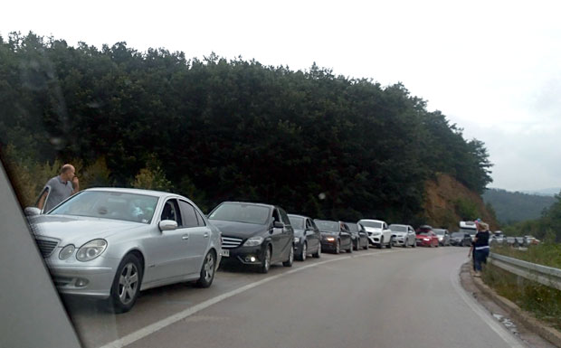 Километарске колоне на административном прелазу Мердаре 