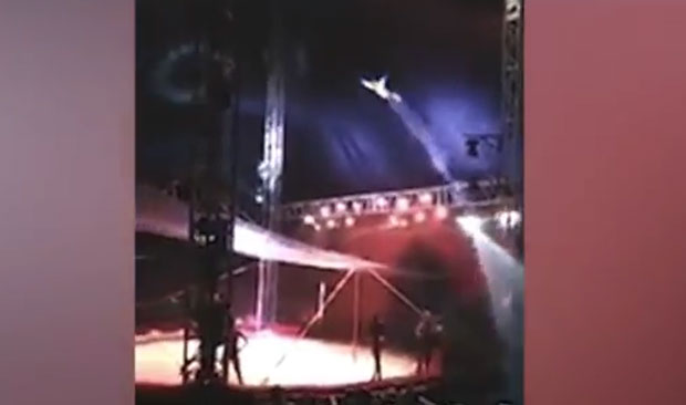 ХОРОР У ЦИРКУСУ: Испаљен из топа, слетео на кловна (ВИДЕО)