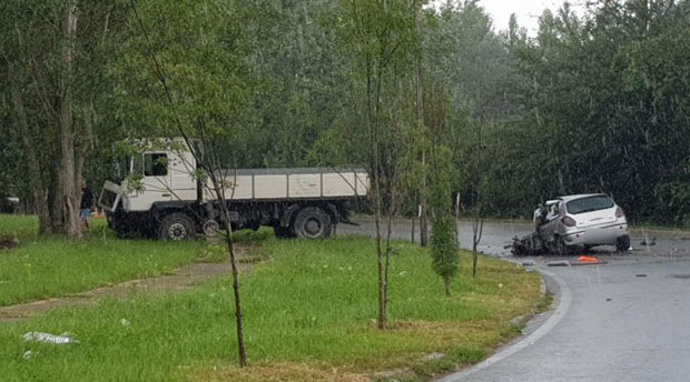 ТЕШКА НЕСРЕЋА У НОВОМ САДУ: Судар камиона и аутомобила, погинула једна особа (ФОТО)