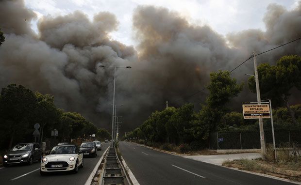 СВЕДОЧЕЊА ПРЕЖИВЕЛИХ У ГРЧКОЈ: Људи горели загрљени у колима, запаљена девојчица скочила у море да се спасе (ФОТО+ВИДЕО)