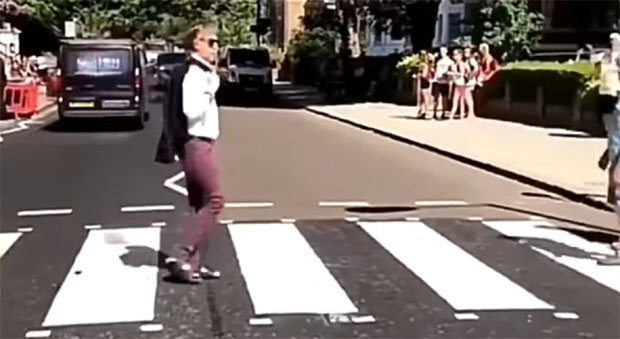 Пол Макартни се вратио на чувени пешачки прелаз на Еби Роуду (ВИДЕО)