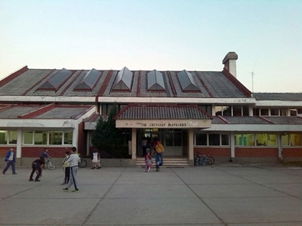 ПРИЈАВА НАСТАВНИКУ ИЗ ВРАЊА: Пипкао и љубио ученицу?