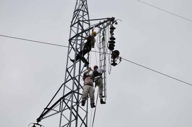 ДВА И ПО САТА ЗАРОБЉЕН НА ДАЛЕКОВОДУ: Монтеру позлило током интервенције, спасен са 30 метара висине! (ФОТО)