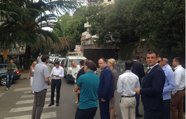 ПОДРШКА ОСОБЉУ БОЛНИЦЕ МЕЉИНЕ: Одборници зауставили саобраћај