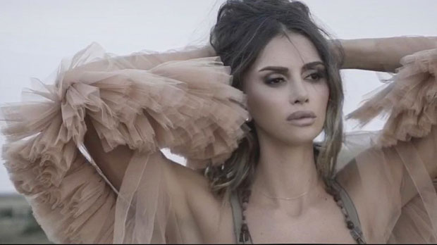 Емина Јаховић - “Лепотица” за вруће лето (ВИДЕО)
