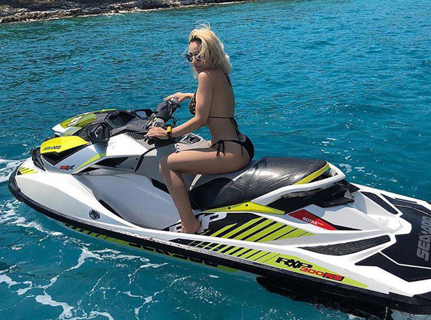 Секси Маја “сече” таласе