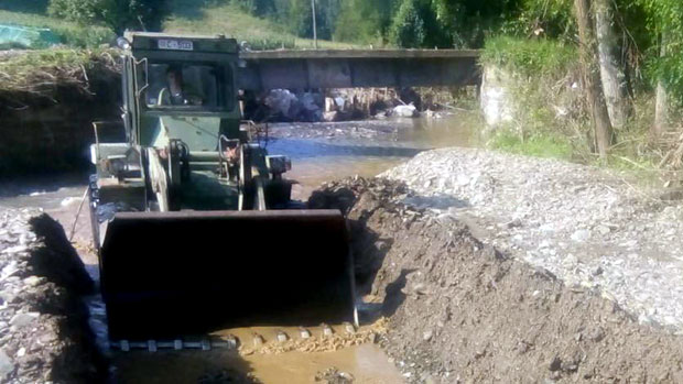 Војска Србије данима санира последице поплава и поправља путеве у Ивањици и Љигу