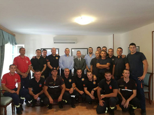 НА РАСПОЛАГАНЈУ ГРЧКОМ НАРОДУ: Ватрогасци из Црне Горе у Амбасади Грчке у Подгорици