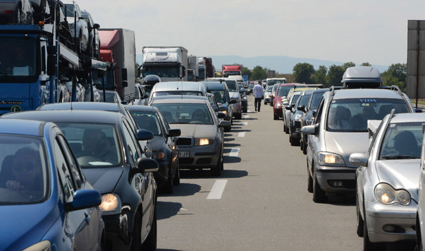 Да би скратили пут возачи на Остружничкој петљи возе у супротном смеру; Саобраћајна полиција дежура