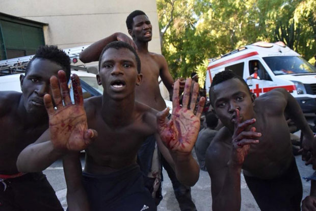 ДРАМА У ШПАНИЈИ: Мигранати наоружани бацачима пламена пробили границу; Повређена 22 полицајца и више од 100 миграната (ВИДЕО)