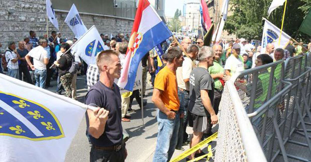 ИНЦИДЕНТИ НА ПРОТЕСТУ У САРАЈЕВУ: Демобилисани ветерани из ФБиХ насрнули на аутомобил и напали фоторепортере (ВИДЕО)