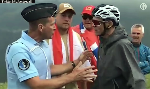 СКАНДАЛ НА ТУР ДЕ ФРАНСУ: Легендарни Фрум оборен са бицикла, полицајац због кабанице мислио да је навијач...(ВИДЕО)