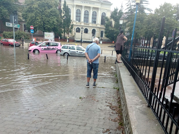 НЕВРЕМЕ У СРБИЈИ ИЗАЗВАЛО ХАОС: У Љигу потопљена Ибарска магистрала; У Крагујевцу олуја направила пометњу (ФОТО+ВИДЕО)