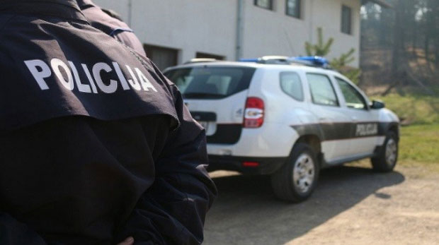 Провалили старцима у кућу, претукли и опљачкали их, ишчупали и протезу са златним зубима