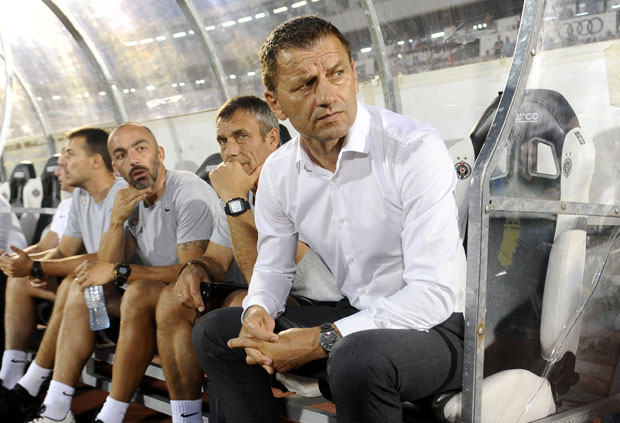 ЂУКИЋЕВ ОСМИ ЖИВОТ: Мачка са клупе Партизана преживела и седми “атентат”