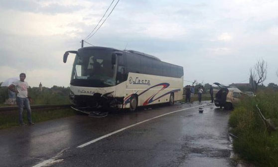 НЕСРЕЋА КОД БАЧКОГ ГРАДИШТА: Возач пунта прешао у супротну траку, ударио у аутобус и погинуо